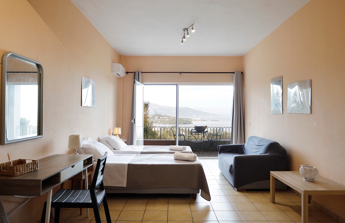 Druga razina (srednje prizemlje) s privatnom kupaonicom