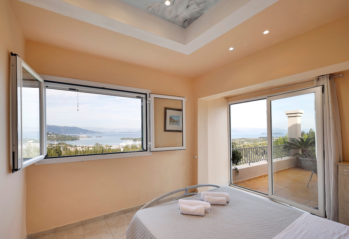 Na trećoj etaži (1. kat) , spavaća soba s privatnom kupaonicom i privatnim balkonom