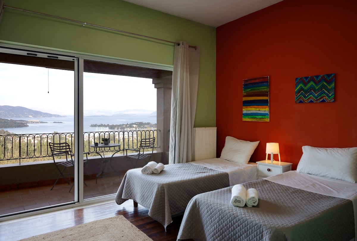 Na trećoj etaži (1. kat) , spavaća soba s privatnom kupaonicom