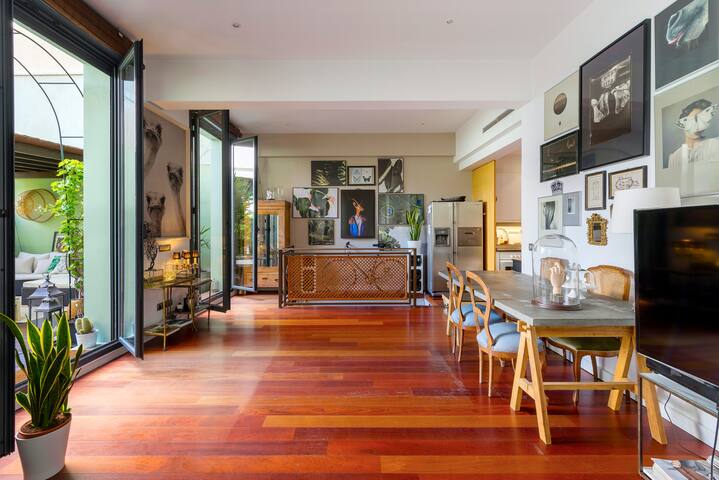 Stunning Downtown Apartment with Private Terrace gallery image 3