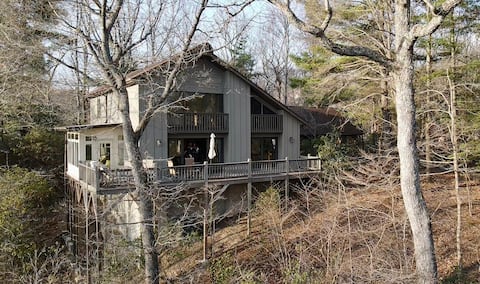 Mountaintop home with amazing views in Laurel Park