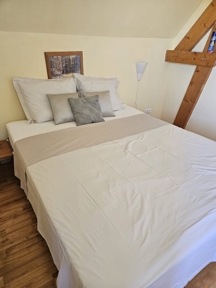 เตียงคู่กว้าง 1.40 ม. ยาว 2.00 ม. 