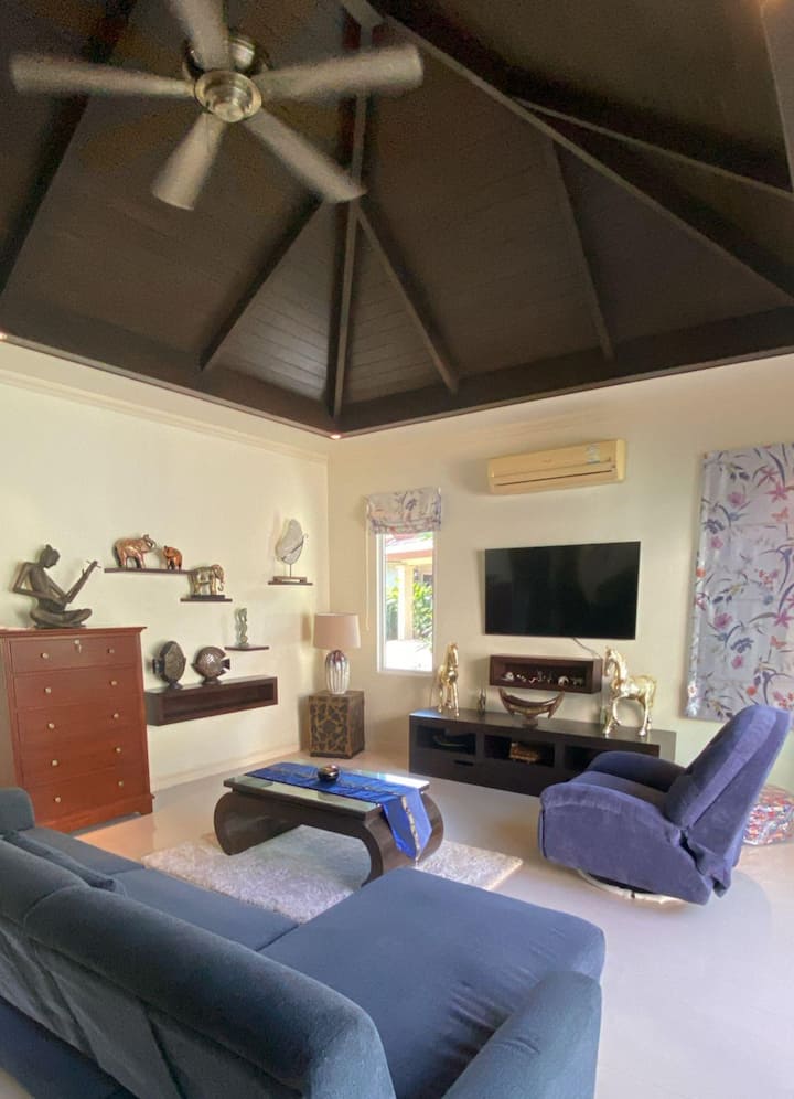 Sofa trois places et fauteuil extrêmement confortable.
2 appareils d'air conditionné et 2ventilateurs à pales  pour votre plus grand confort
Three-seater sofa and comfortable armchair
2air conditioners and 2  fans for your comfort