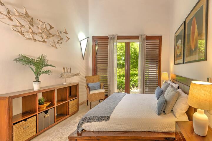 Villa Caballet – Eco-friendly villa w/ golf view