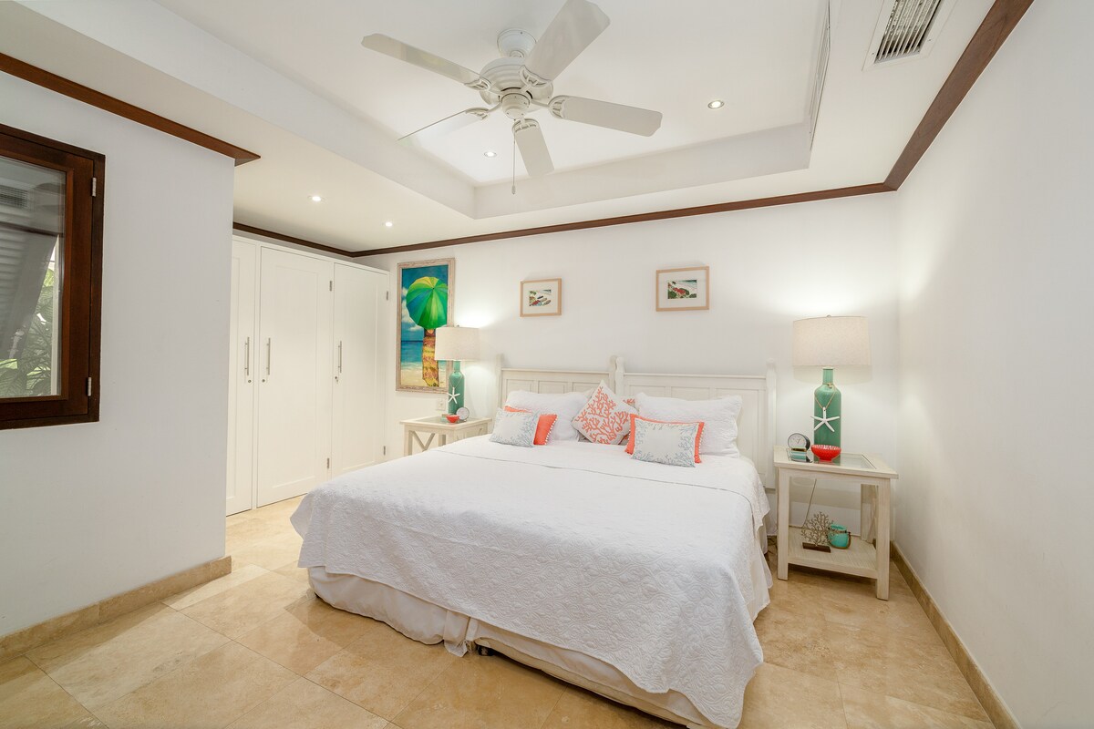 La chambre 3 contient un lit double/king size, la climatisation, un ventilateur de plafond, des armoires et des tiroirs.  Cette chambre bénéficie également d'une salle de bain attenante bien aménagée.