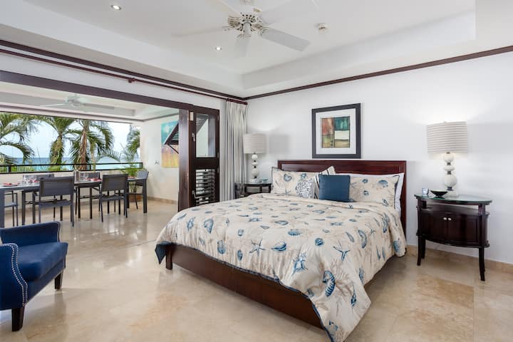 Vackert master en suite med havsutsikt via verandan, US king size säng, luftkonditionering, takfläkt, Smart TV, säkerhetsskydd, promenad i garderob och ett fantastiskt badrum.