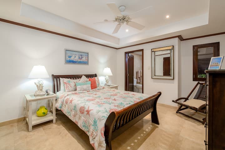 Sovrum 2 är ett välutrustat sovrum med Queen size säng, luftkonditionering, takfläkt, Smart TV, garderob och lådor och ett eget badrum.