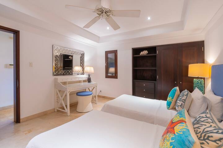 Третья спальня оформлена в ярких тонах, в ней есть две односпальные кровати, потолочный вентилятор, кондиционер и красивая ванная комната.