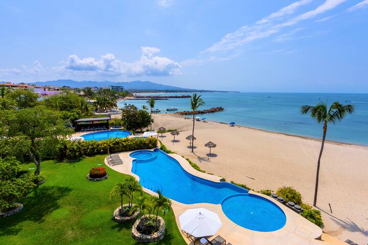 Entire home with 4 bedrooms in Bahia De Banderas - Amazing  Beachfront Penthouse, Premier Golf +Yacht