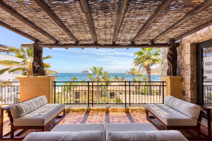 Luxury Condo | Swimmable Beach | 5-Star Amenities!