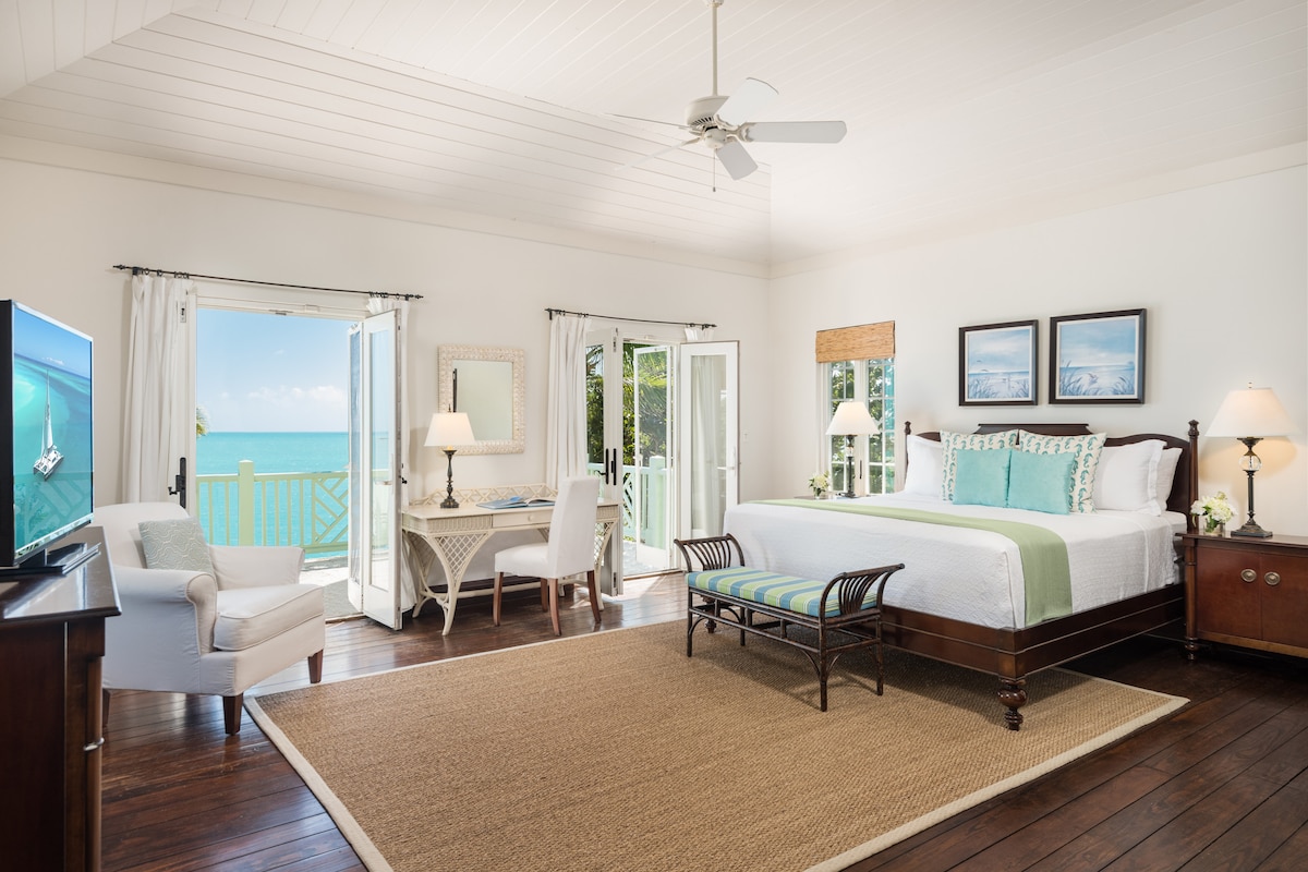 В главном люксе есть кровать размера King size, ванная комната и балкон.