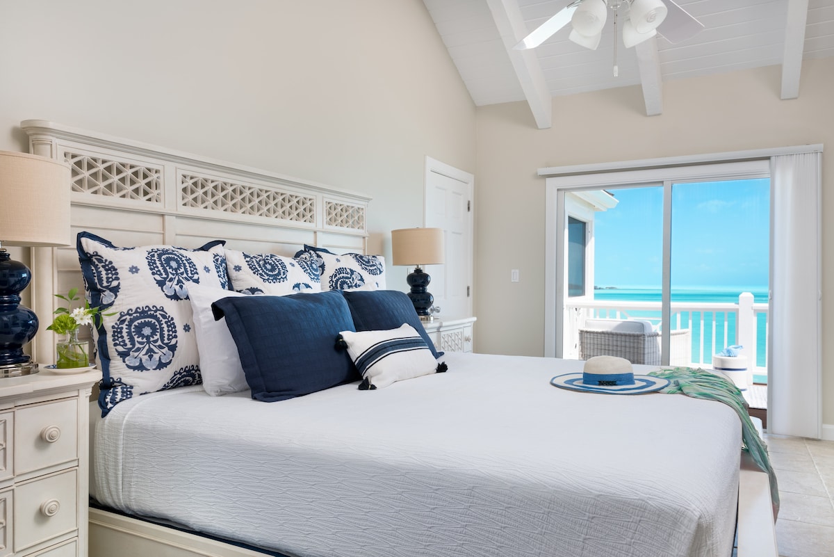 La suite principal está completa con una cama tamaño king y TV