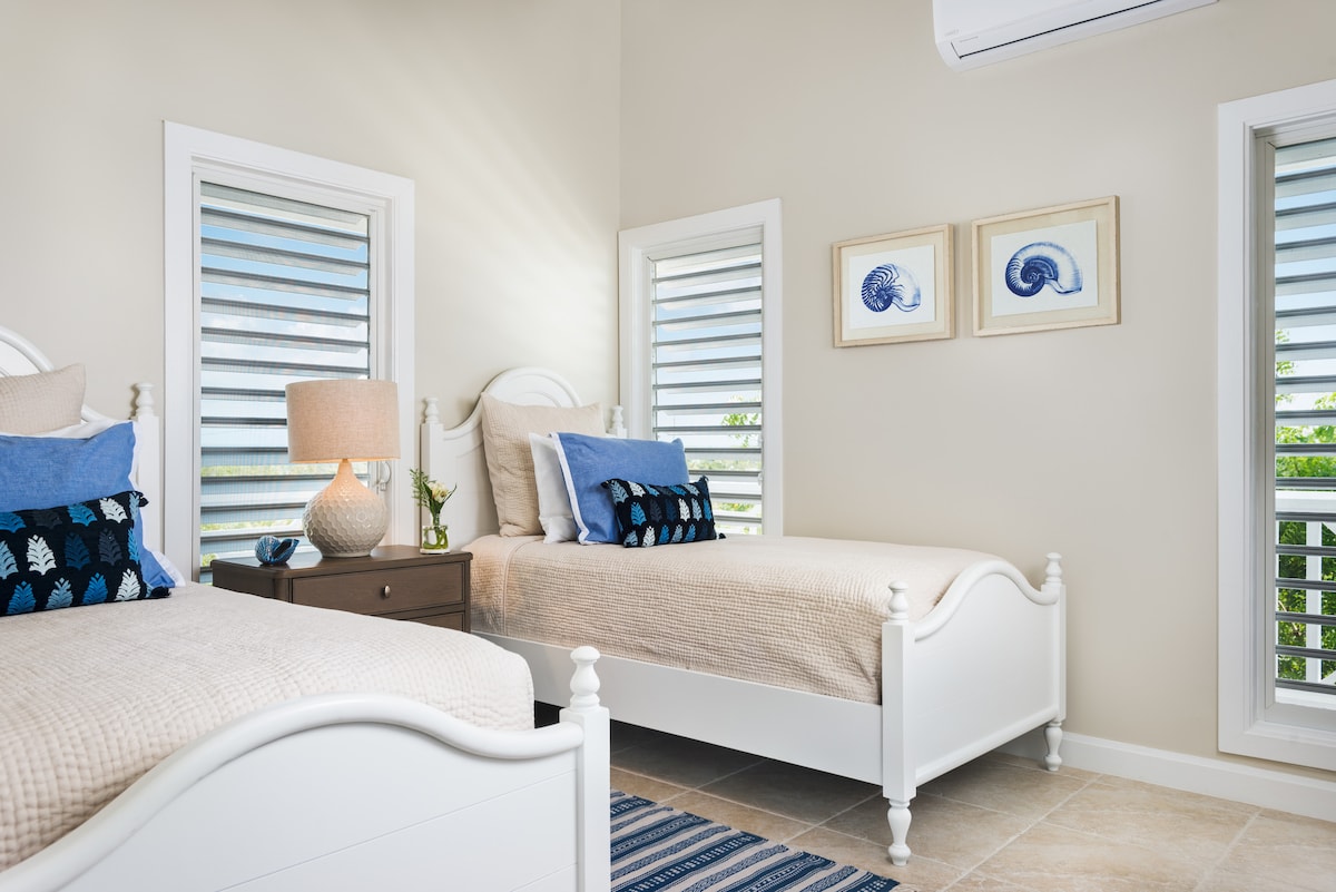 El quinto dormitorio tiene 2 camas individuales y mucha luz natural