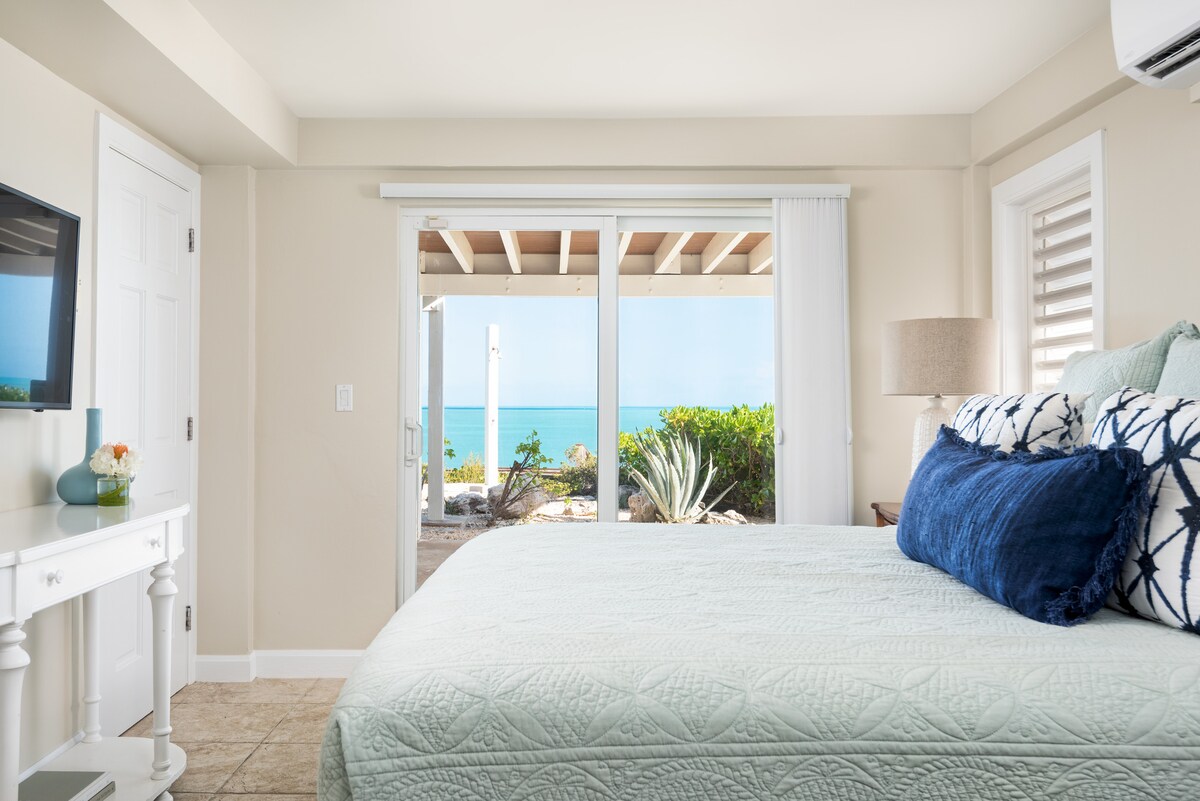 La suite secundaria está abajo, completa con cama tamaño king y TV