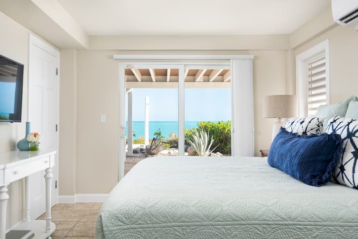 Второй люкс находится внизу, с двуспальной кроватью размера King size и телевизором.