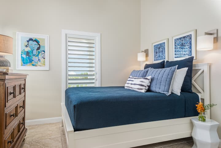 Четвертая спальня находится на первом этаже и имеет кровать размера Queen size.