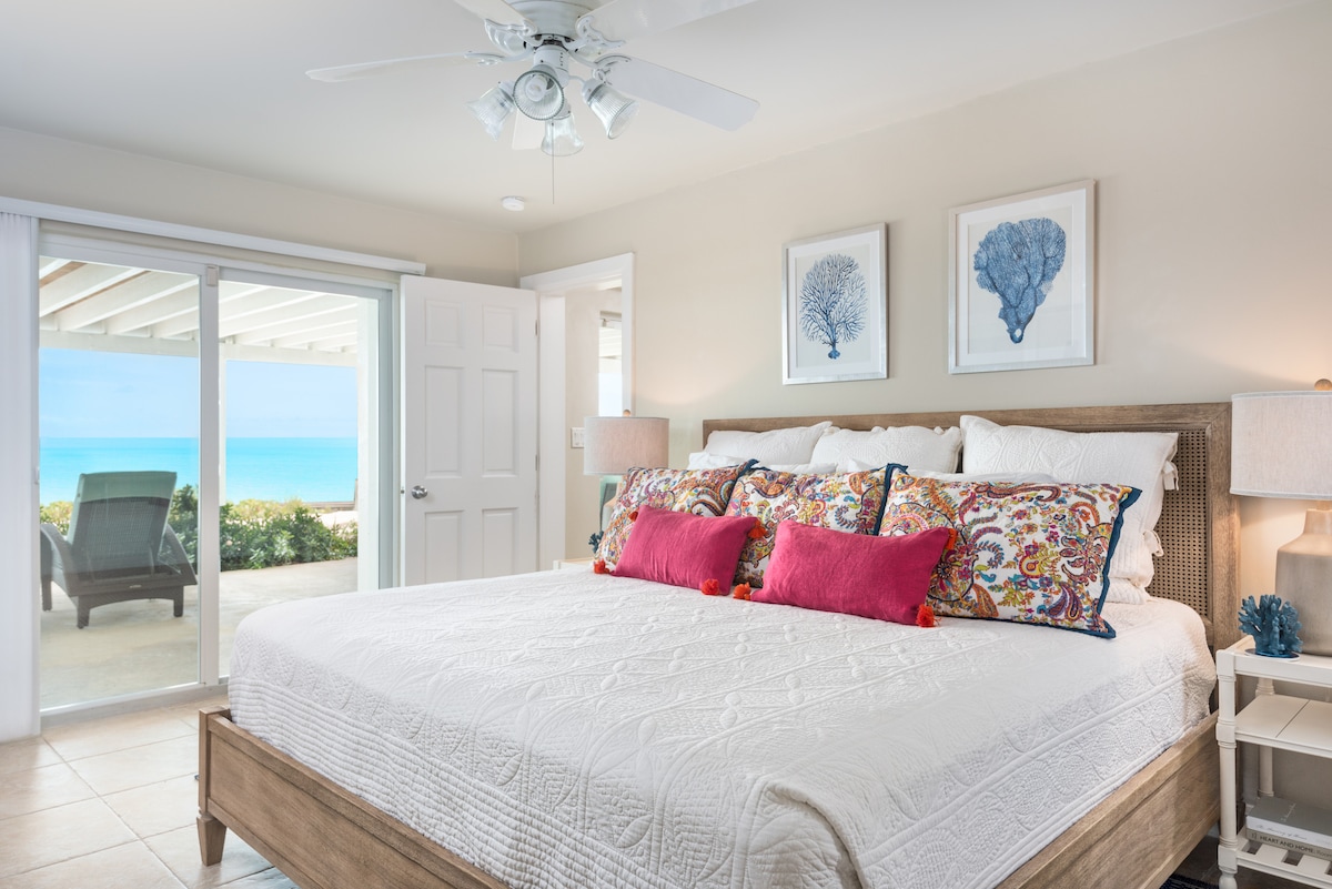 La suite de invitados se completa con una cama tamaño king y acceso directo a la piscina