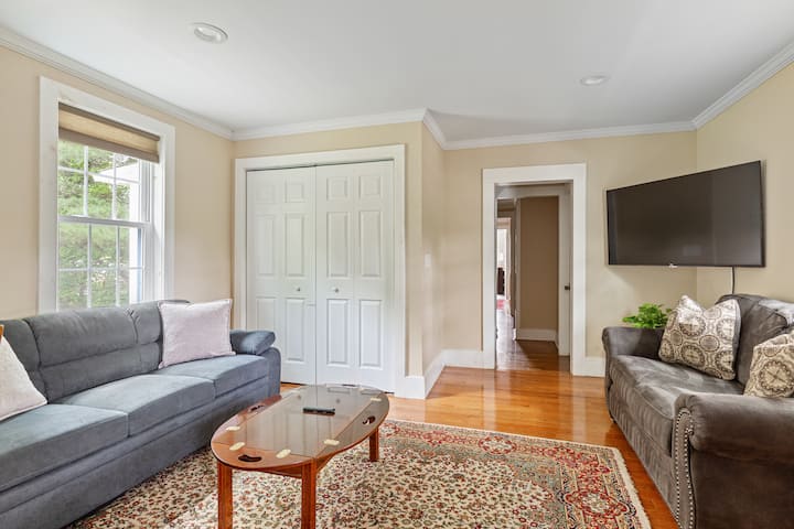 Charming 3br | Private 2nd-fl Escape Near Mhc - Massachusetts
