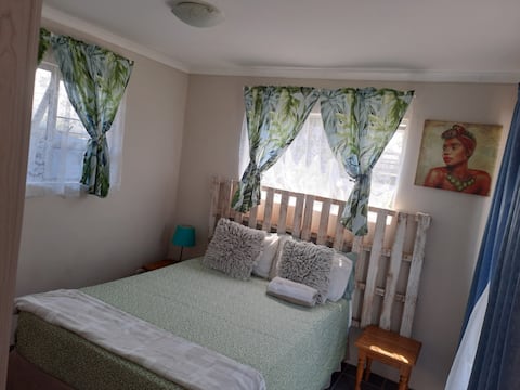 Self-cater Cottage near beach & Harbour-Quiet