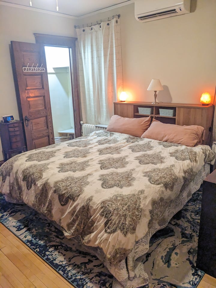 Ова е брачниот кревет (широк 150-179 см) во моментов на имотот, на кој се гледа плакарот за гости отворен во заднина.