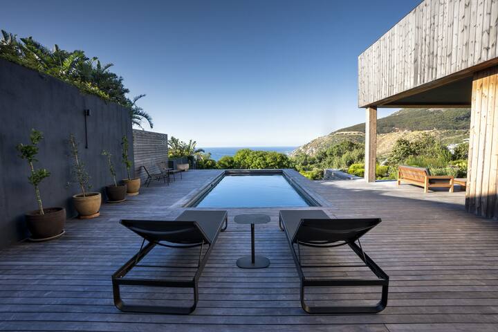 Modern & spacious dream w/ pool, gym, art, hifi gallery image 5