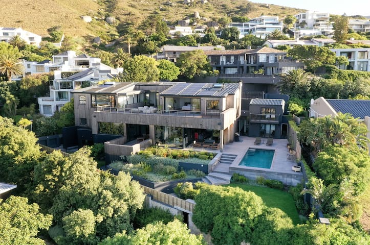 Modern & spacious dream w/ pool, gym, art, hifi