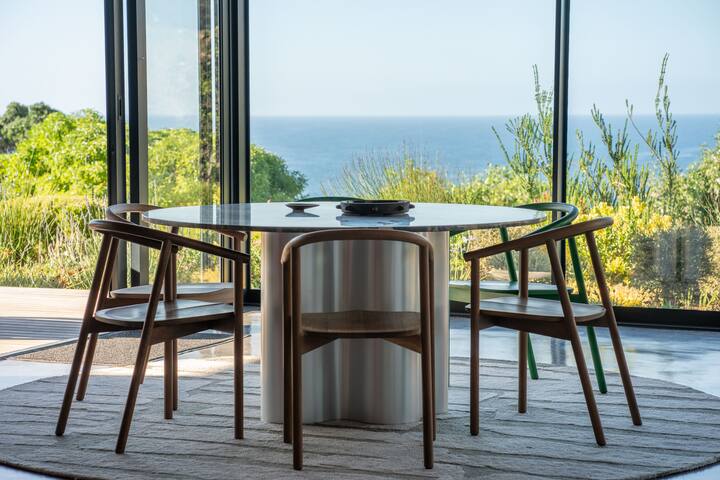 Modern & spacious dream w/ pool, gym, art, hifi gallery image 4