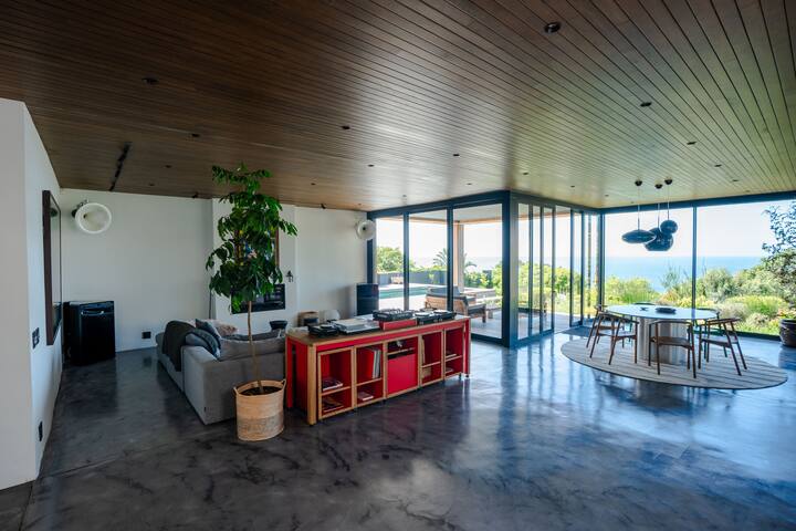 Modern & spacious dream w/ pool, gym, art, hifi gallery image 2