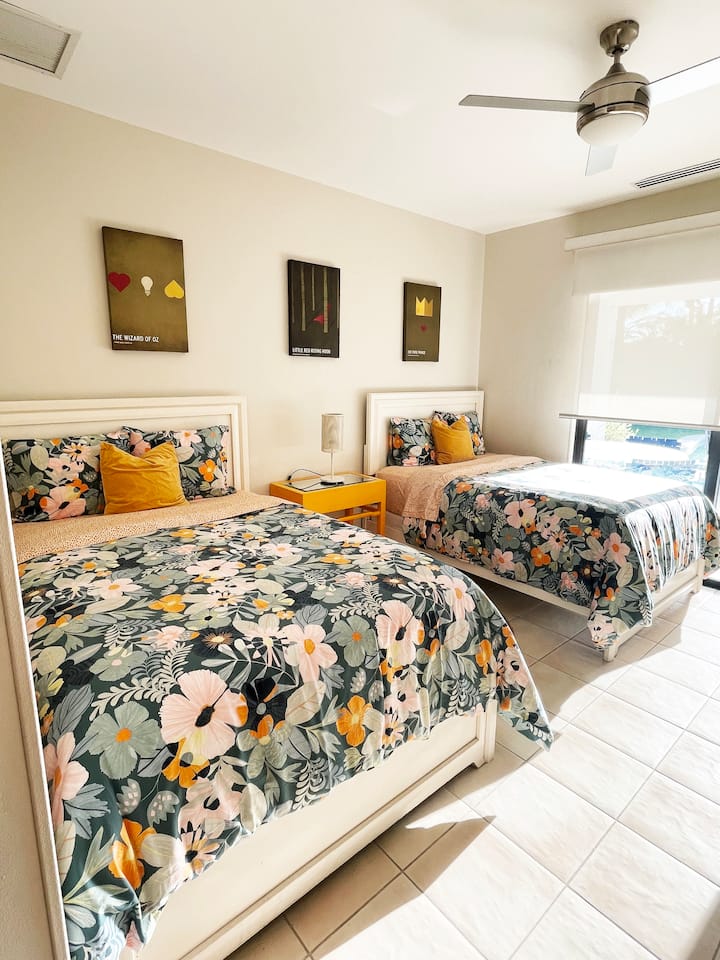 Segunda habitación bien decorada con  dos camas completas con vistas a la terraza.