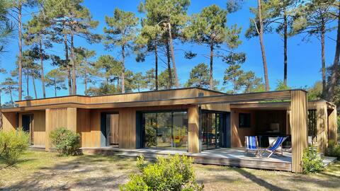 Wooden villa, very quiet, beach walk, tennis,bikes