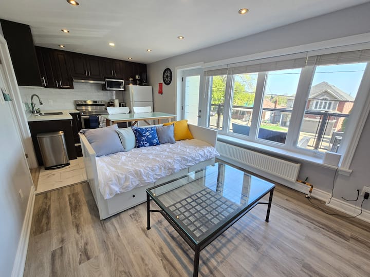 Големите прозорци свртени кон југ овозможуваат доволно природна светлина. 65-инчен 4K HD паметен телевизор со апликации за емитување, кабелска телевизија и неограничен брз wifi.