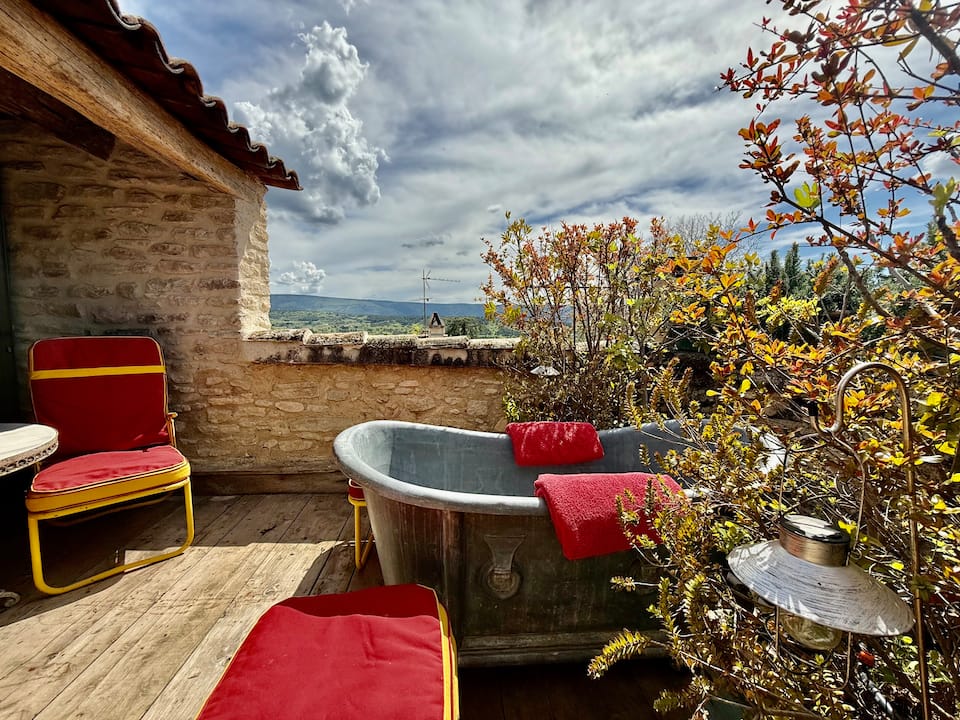 A hidden stone house in Goult, Goult, Provence, France, photo 2 of 10