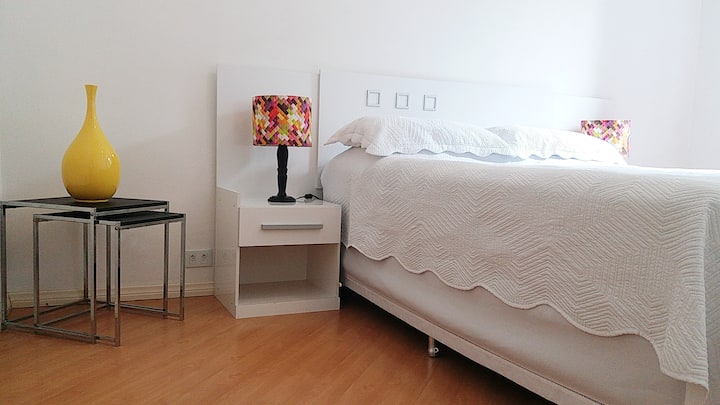 Dubbelsäng med ny och bekväm madrass, Premium Orthopedic Box, med kuddtopp av viskoelastiskt skum, D33 densitet och individuellt förpackade fjädrar.
 
Kvalitetscertifiering INER (Pró-Espuma)