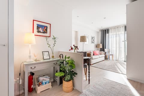 Popular Airbnb listing: Foz Lighthouse Apartment in União Das Freguesias De Aldoar, Foz Do Douro E Nevogilde