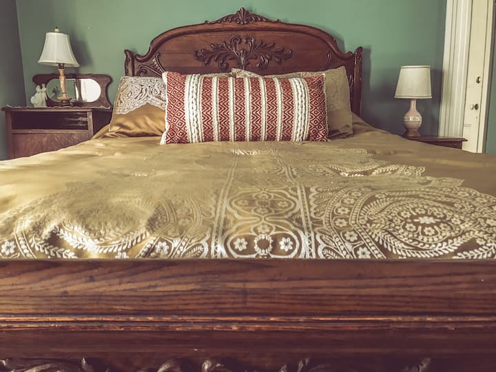 The O'Connell Room is a two-room suite with windows overlooking the back yard. It has a queen-size bed and armoire on one side of a pocket door and an adjoining sitting room with queen-size sleeper sofa and private full bath on the other.

