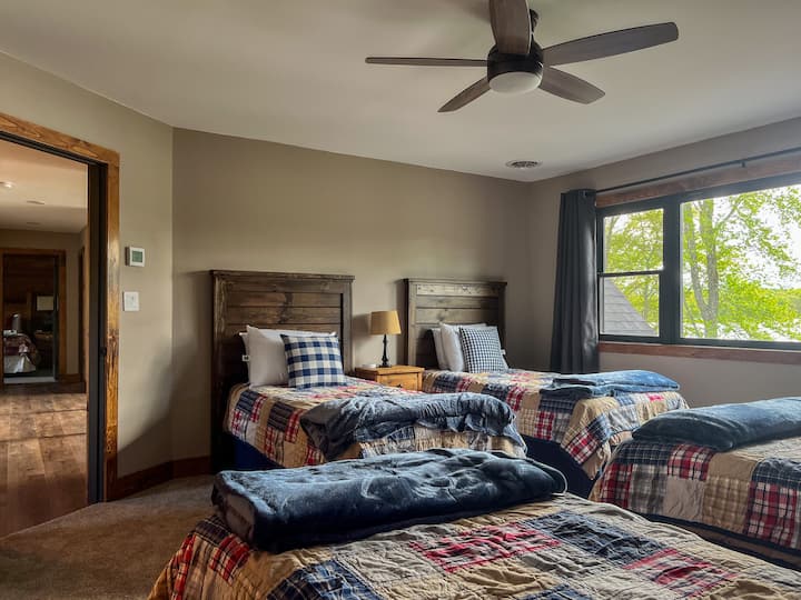 2nd floor bedroom overlooking lake - 4 TWINS
(NOTE: Guests bring their own bed sheets, pillow cases and bath towels)