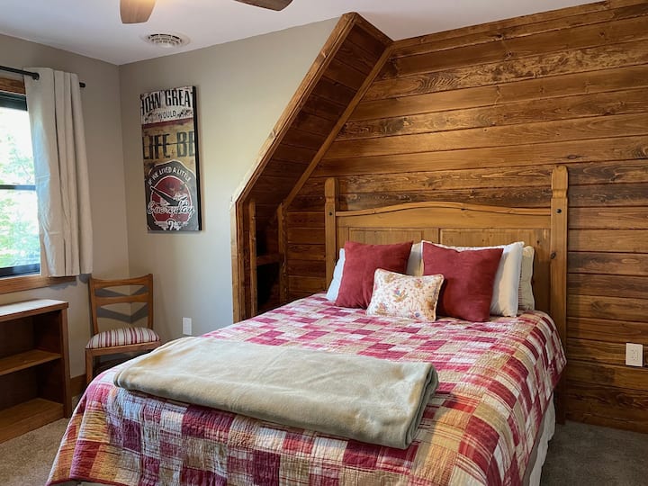 2nd floor bedroom streetside - QUEEN
(NOTE: Guests bring their own bed sheets, pillow cases and bath towels)