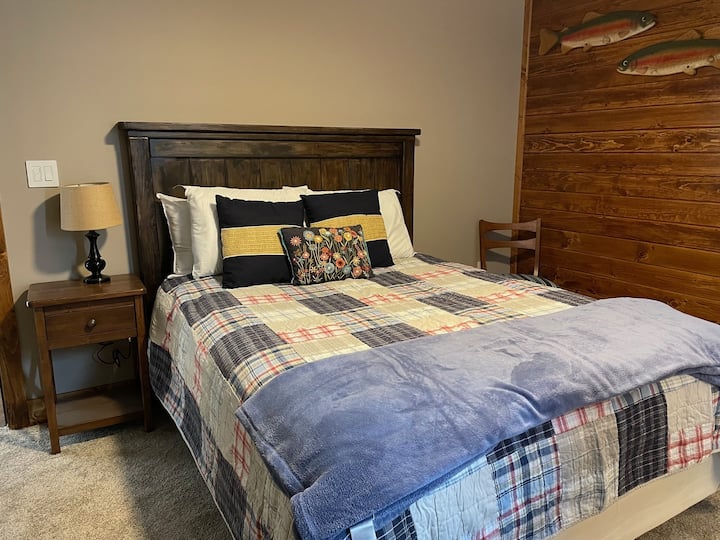 2nd floor bedroom overlooking lake - QUEEN
(NOTE: Guests bring their own bed sheets, pillow cases and bath towels)