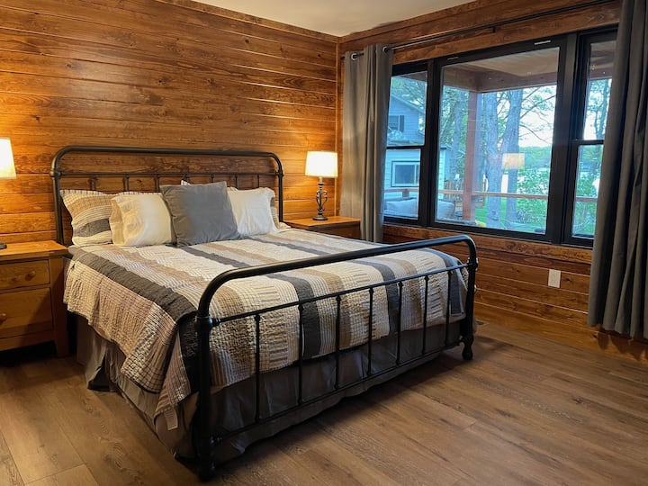 1st floor bedroom overlooking lake - KING
NOTE: Guests bring their own bed sheets and pillow cases.