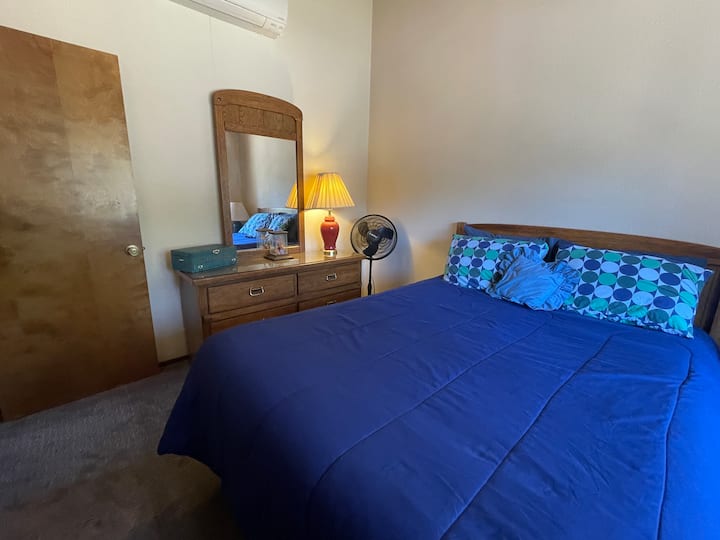 Second bedroom with queen size bed