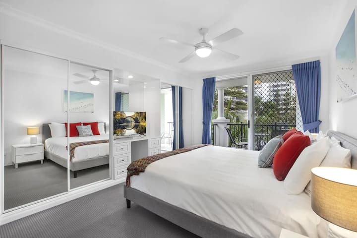 ห้องนอนใหญ่พร้อมเตียงคิงไซส์ขนาดใหญ่ฟูกนอนสบายห้องน้ำในตัวเต็มรูปแบบพร้อมฝักบัวคู่แบบวอล์คอินระเบียงส่วนตัวสมาร์ททีวีโต๊ะทำงานตู้เสื้อผ้ากว้างขวางกระจกเงาของเขาและเธอและอีกมากมาย