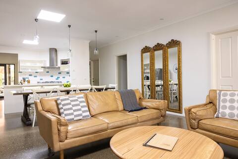 NEW Each bedroom has ensuite + pool. Walk to town