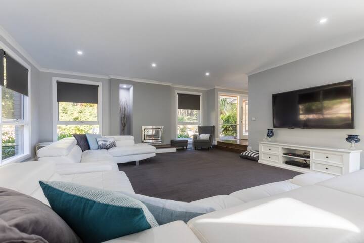 QUPI House – Large & Bright Yarra Valley Home gallery image 3