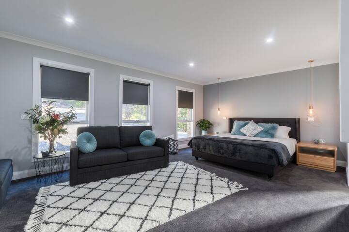 QUPI House – Large & Bright Yarra Valley Home gallery image 4