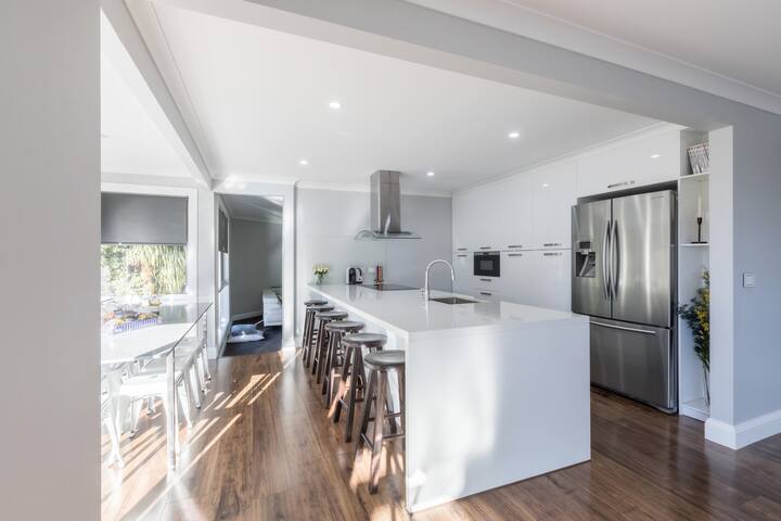 QUPI House – Large & Bright Yarra Valley Home gallery image 2