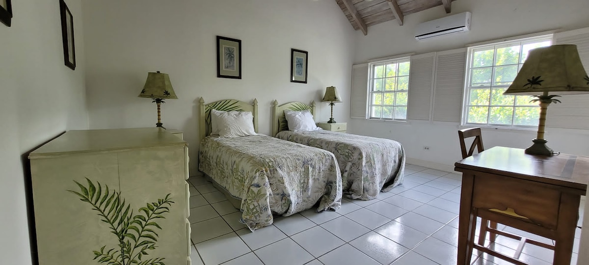 配备双床的卧室-可以换成双人床，展现出灵活性