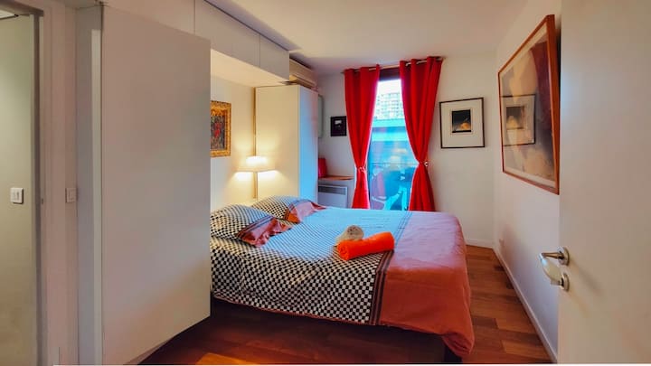 1 მთავარი საძინებელი 1 დიდი ზომის კონდიციონერი უნიტაზით და უშუქო ჩამკეტით