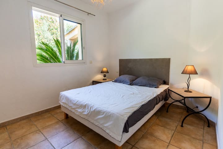 Habitación con cama doble
