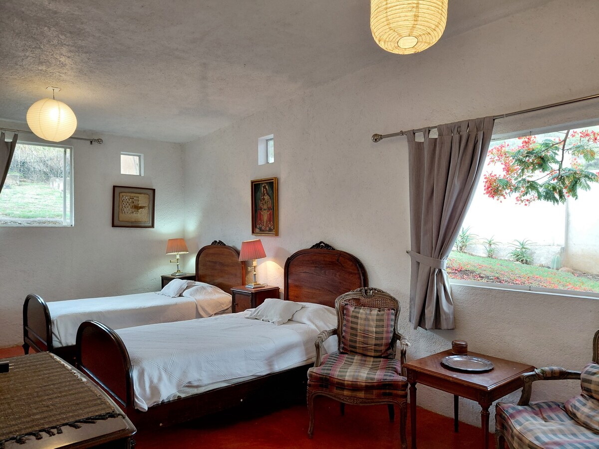 
Საძინებელი №3 

2 ორადგილიანი საწოლი
1930‑იანი წლების ოჯახის ორიგინალური ავეჯი.