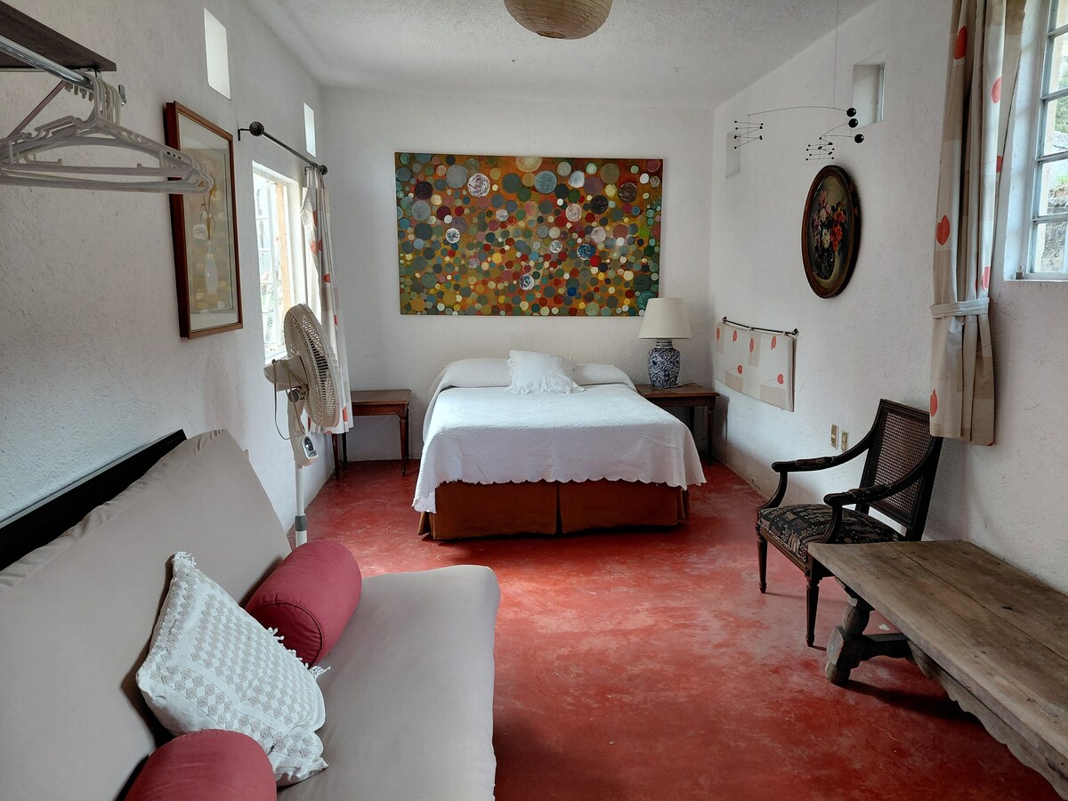 Ოთახი №2

საწოლი 152×203 სმ, 1 ფუტონი და ინტეგრირებული სააბაზანო